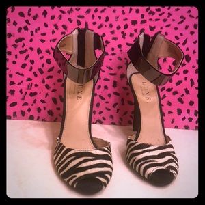 Zebra fur heels! Luxury lightly used!🦓